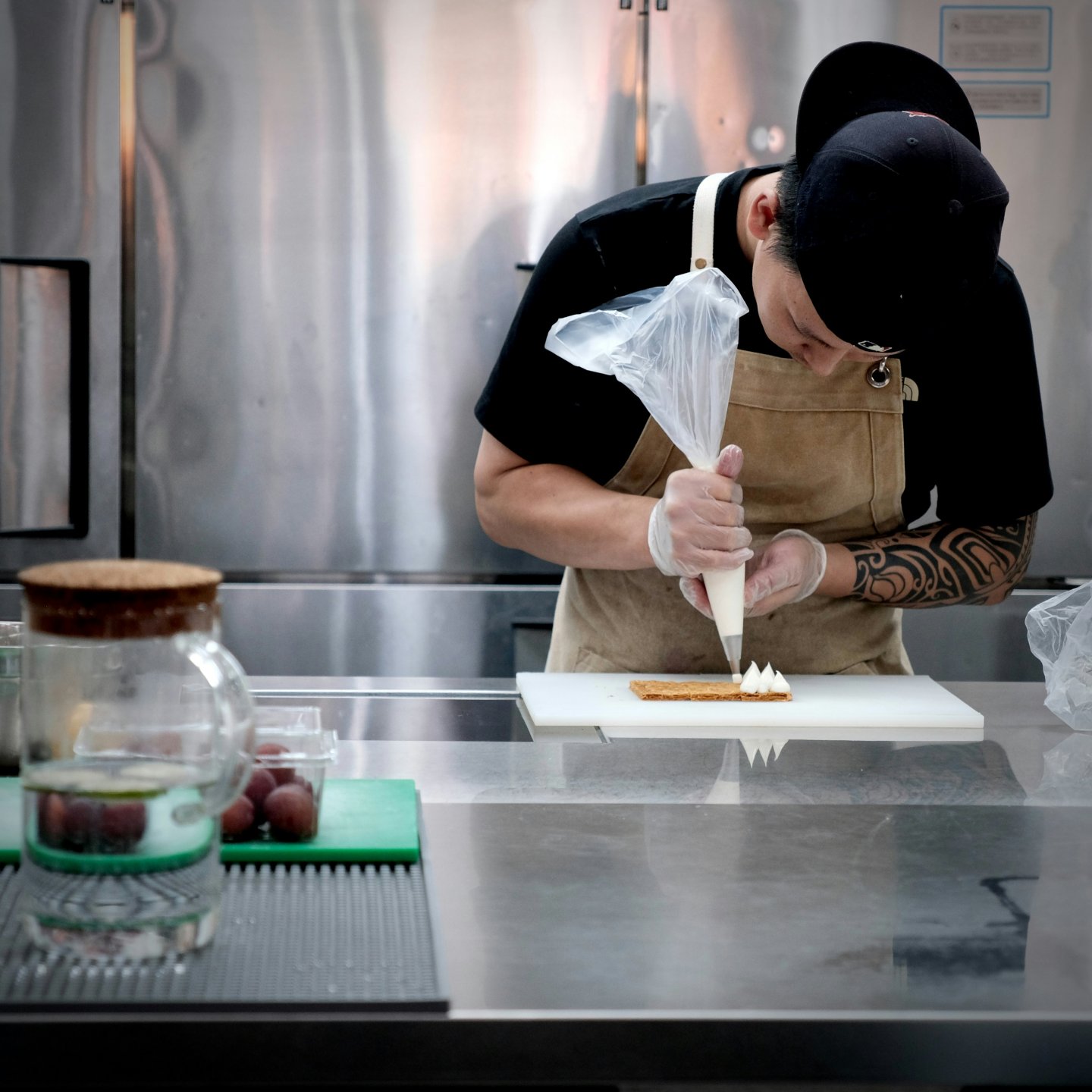 Kok werkt aan een gerecht in de open keuken van het restaurant